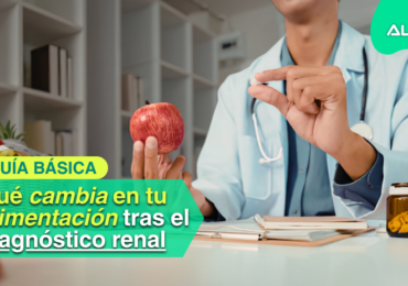 Médico sosteniendo una manzana y una pastilla frente a una guía básica de alimentación para pacientes con diagnóstico renal.
