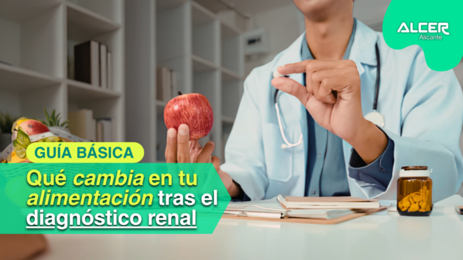 Médico sosteniendo una manzana y una pastilla frente a una guía básica de alimentación para pacientes con diagnóstico renal.