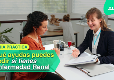 "Una trabajadora social asesora a una paciente con enfermedad renal crónica sobre los trámites para solicitar ayudas económicas y servicios de transporte en una oficina."