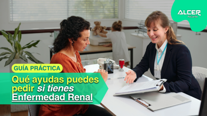 "Una trabajadora social asesora a una paciente con enfermedad renal crónica sobre los trámites para solicitar ayudas económicas y servicios de transporte en una oficina."