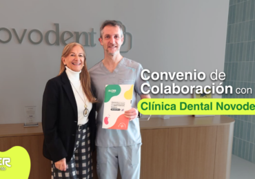 Representantes de ALCER Alicante y Clínica Dental NOVODENT posando con el convenio de colaboración para la salud bucodental de personas con enfermedad renal.