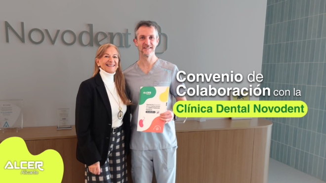Representantes de ALCER Alicante y Clínica Dental NOVODENT posando con el convenio de colaboración para la salud bucodental de personas con enfermedad renal.