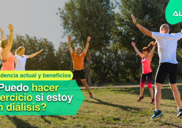 grupo de pacientes de enfermedad renal en hemodiálisis realizando ejercicio al aire libre