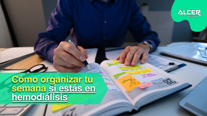 Persona mayor planificando su semana en casa con un calendario sobre la mesa, representando la organización del día a día en hemodiálisis.