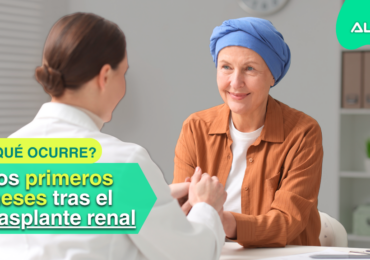 Persona mayor en consulta médica revisando su evolución tras recibir un trasplante renal.