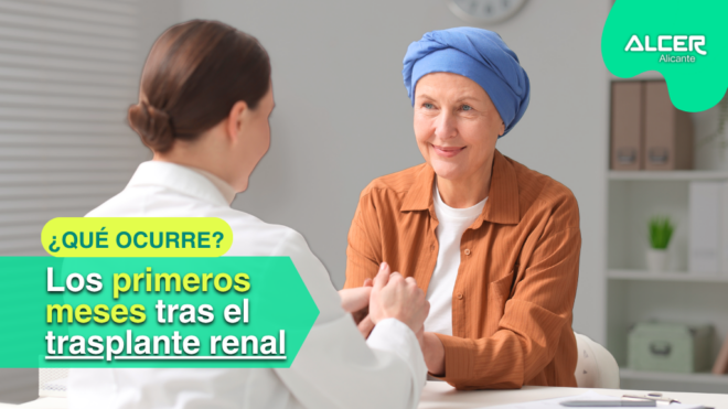Persona mayor en consulta médica revisando su evolución tras recibir un trasplante renal.