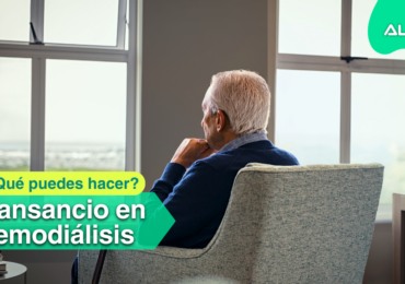 Persona mayor descansando en el sillon de su casa, representando el cansancio habitual tras las sesiones de hemodiálisis.