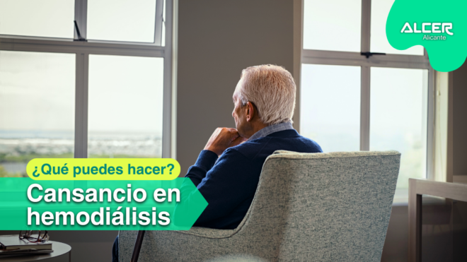 Persona mayor descansando en el sillon de su casa, representando el cansancio habitual tras las sesiones de hemodiálisis.