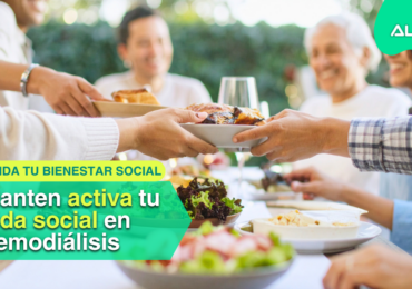 Grupo de personas mayores reunidas en torno a una mesa, compartiendo tiempo juntos, representando la importancia de las relaciones sociales en la hemodiálisis.