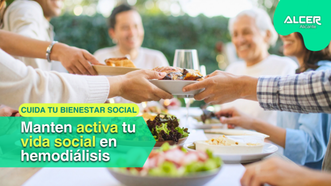 Grupo de personas mayores reunidas en torno a una mesa, compartiendo tiempo juntos, representando la importancia de las relaciones sociales en la hemodiálisis.