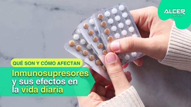 Persona mayor con enfermedad renal organizando su medicación inmunosupresora tras el trasplante renal