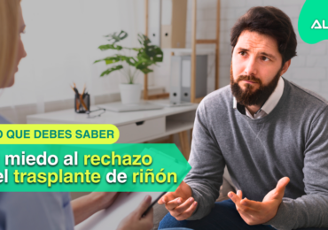 Persona trasplantada en consulta médica hablando con su nefrólogo sobre el seguimiento del trasplante renal.