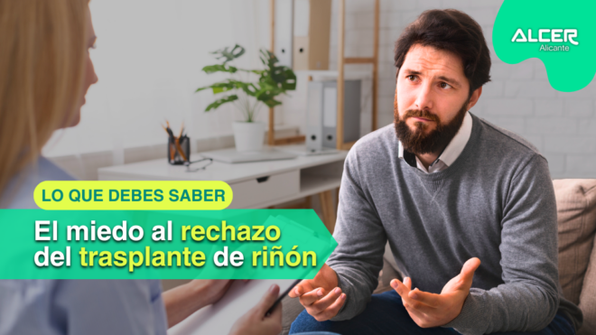 Persona trasplantada en consulta médica hablando con su nefrólogo sobre el seguimiento del trasplante renal.